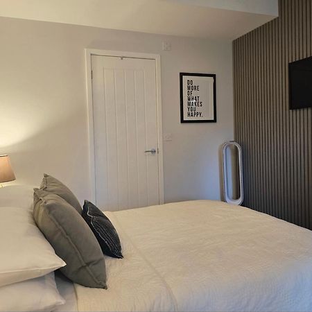 Stylish, Business Traveller Friendly Apartment, With Free Parking And Netflix 法恩伯勒 外观 照片